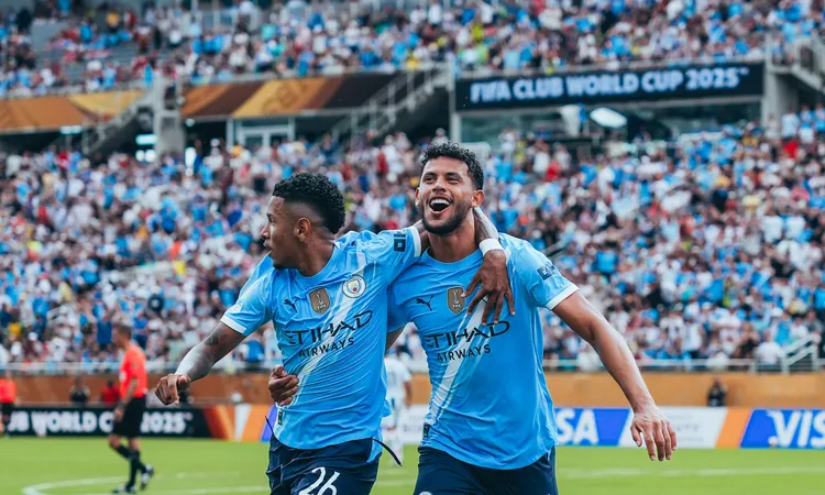 اللقب الأول لـ مرموش.. مانشستر سيتي يتوج بلقب كأس كاراباو