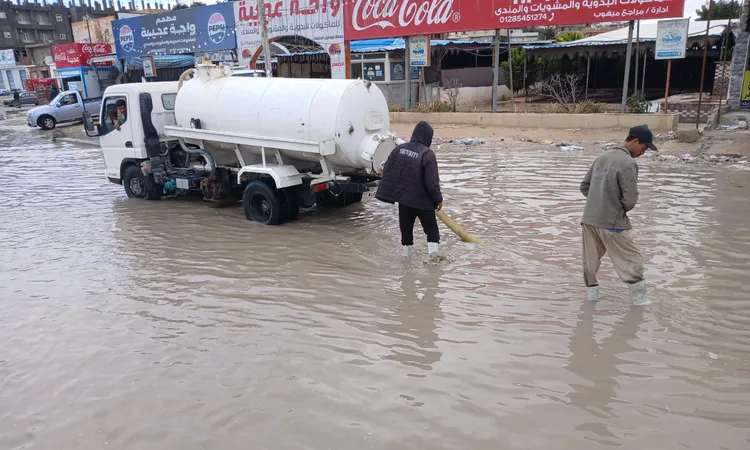 محافظ مطروح يتابع التعامل الفوري مع تراكمات مياه الأمطار