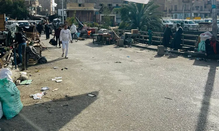 لتيسير حركة المرور.. رفع إشغالات مزلقان سيدي عبدالرحيم بقنا