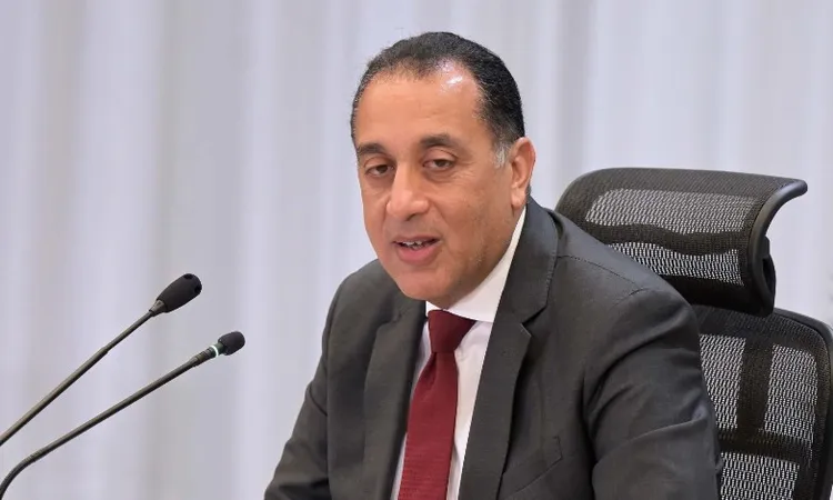 الحكومة تنفي منح العاملين بالدولة والقطاع الخاص إجازة غدًا الخميس