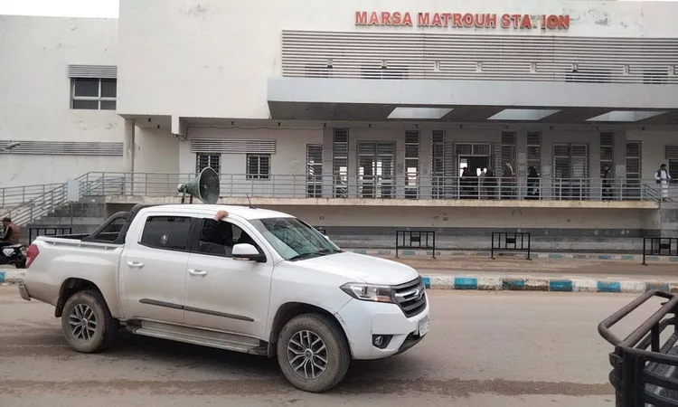 لغلق المحلات الساعة 9 مساء.. مرسي مطروح تدفع بسيارات بميكروفون لتوعية المواطنين