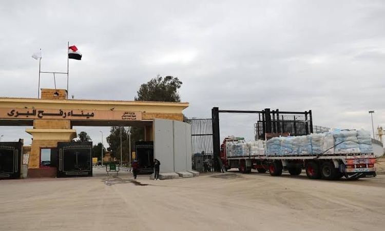 معبر رفح يشهد وصول دفعات من الجرحى الفلسطينيين واستمرار تدفق المساعدات الإنسانية