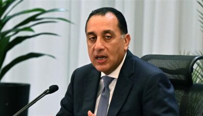 “مشي العربيات دى”.. انفعال رئيس الوزراء بعد توقف إشارة مرور طلعت حرب أثناء جولته