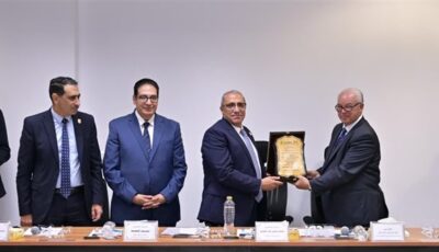 انعقاد مجلس كلية الصيدلة داخل مصنع إنتاج دوائي لتعزيز الربط بين التعليم والصناعة