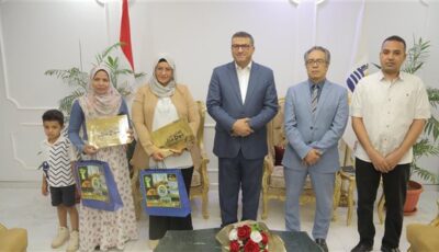محافظ قنا يكرم سيدتين فازتا بأفضل تجارب محو الأمية بمصر