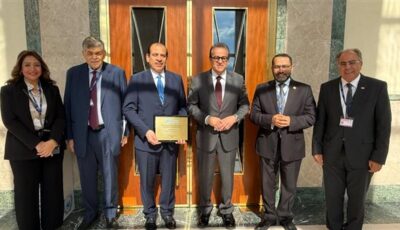 وزير الصحة يهنئ نائبه بمناسبة فوزه بجائزة «نيلسون مانديلا»