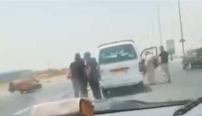 بالشبشب وأمام الركاب.. سائق ميكروباص يهين مسنًا بالفيوم