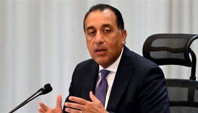 رئيس الوزراء يستقل الأتوبيس الكهربائي المخصص للموظفين من أمام مقر مجلس الوزراء