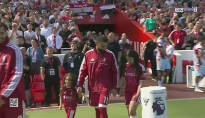 محمد صلاح يدخل ملعب مباراة ليفربول وبرنتفورد رفقه بناته (صور)