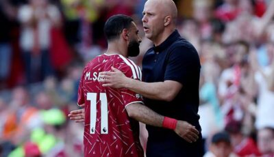فيديو | ميرور: لقطة محمد صلاح وسلوت في مباراة ليفربول وبرينتفورد تحكي كل شيء