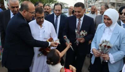 محافظ القليوبية يشارك المواطنين فرحتهم ويوزع الورود والهدايا على كورنيش النيل ببنها