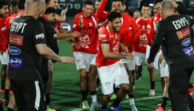 ممر شرفي في تدريب المنتخب الوطني احتفالاً بمرموش واللاعبين الجدد