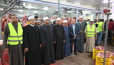بالصور.. كواليس تجهيز لحوم صكوك الأضاحي قبل وصولها إلى الأسر الأولى بالرعاية