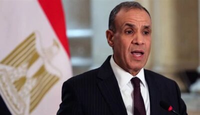 وزير الخارجية يبحث مع مستشاري رئيس وزراء بريطانيا تعزيز الاستثمارات المشتركة