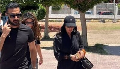 وسط حالة من الحزن.. وصول منى زكي وابنتها لمسجد ناصر للمشاركة في جنازة حماتها