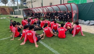 جلسة تحفيزية للاعبي منتخب الناشئين قبل مواجهة تونس بكأس الأمم الأفريقية