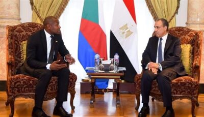 وزير الخارجية يستقبل نظيره القُمري لبحث سبل تعزيز العلاقات الثنائية والتنسيق حول القضايا الإقليمية والدولية