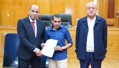 وزير العمل ومحافظ الأقصر يبحثان ملفات التشغيل ويسلمان عقود عمل للشباب