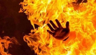 احتجاجا على قرار إزالة.. صاحب كشك يؤذي نفسه داخل مجلس مدينة بالمنوفية