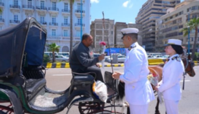 توزيع الورود والتهاني.. الداخلية تشارك المواطنين فرحة عيد الأضحى