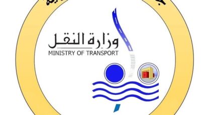 اصطدام سيارة بقطار بعد محاولة اقتحام مزلقان ميت حلفا المغلق وتوقيع غرامات على السائق