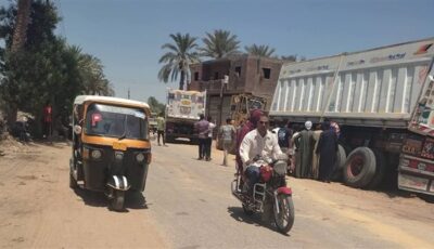 انقلاب مقطورة محملة بالرمال بطريق تلات أبشواي الزراعي بالفيوم