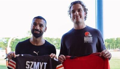 محمد صلاح يتبادل قميص منتخب مصر مع نجم كرة القدم الأمريكية (صور)