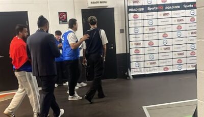 وسام أبو علي يساند لاعبي منتخب مصر من المدرجات قبل ودية البرازيل.