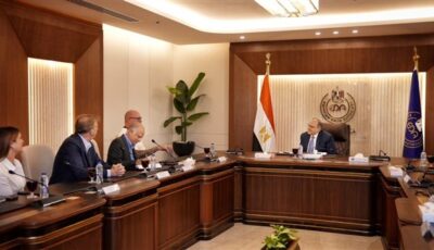 رئيس هيئة الدواء المصرية يبحث مع ممثلي شركة ” بيور بيبتايد سوليوشن” الأمريكية فرص التعاون في مجال المواد الخام الدوائية