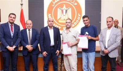«أنتم أبنائي وإخوتي».. وزير العمل يسلّم عقود وظائف لذوي الهمم في مشهد إنساني مؤثر