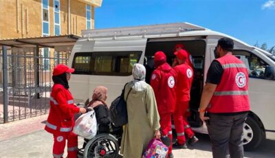 الهلال الأحمر المصري يستقبل الدفعة 55 من المصابين الفلسطينيين
