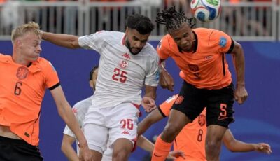 هولندا تتقدم على تونس بثنائية في الشوط الأول من كأس العالم (فيديو)