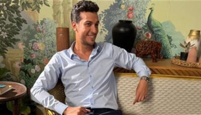 أحمد عبد الوهاب يهنئ منتخب مصر بالتأهل لدور الـ32 بفيديو طريف