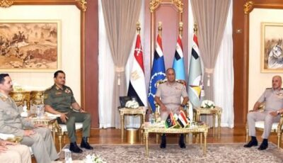 الفريق أشرف سالم زاهر يلتقي نائب القائد العام للجيش الوطني الليبي ورئيس الأركان العامة للجيش الوطني الليبي