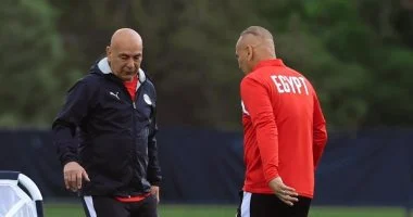 لحظة مميزة بين حسام وإبراهيم حسن في تدريبات منتخب مصر صور حصرية
