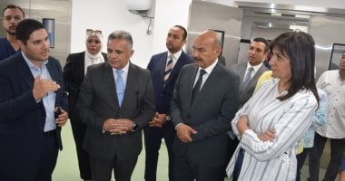 محافظ السويس ونبيلة مكرم يتفقدان مستشفى السويس الجامعى استعدادًا لافتتاحه