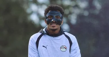 حسام عبد المجيد يشارك في تدريبات المنتخب الجماعية بالواقي الطبي بين اللاعبين