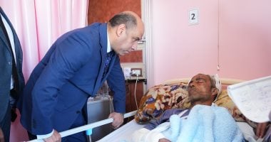 وزير العمل يزور مصابي حادث مشروع القطار السريع بمستشفى الشيخ زايد التخصصي