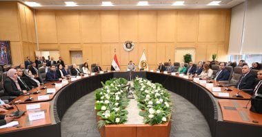 وزير الصناعة يكرم 19 موظفا بديوان عام الوزارة وهيئاتها التابعة