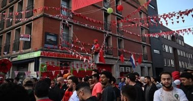 احتفالات المغرب تشعل شوارع هولندا والشرطة تعتقل 4 أشخاص.. صور