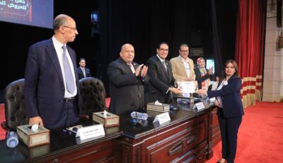 رئيس جامعة القاهرة يكرم الفائزين في مهرجان العروض المسرحية الطويلة