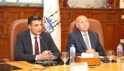 بعد تقنين أوضاعهم قانونيًا.. تسليم 43 عقدًا للمصانع والورش بمنطقة شق الثعبان