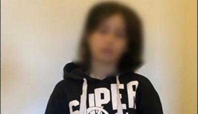 القبض علي فتاة تجلس على أحد الأرصفة وتدخين سيجارة تحوى مواد مخدرة بمطروح