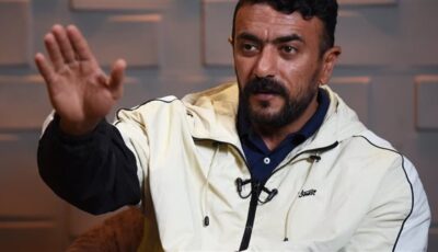 أحمد العوضي جدع ويدعم زملاءه داخل التصوير