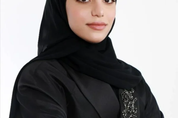 مريم عباسي… رشاقة اللون على صهوة الجمال