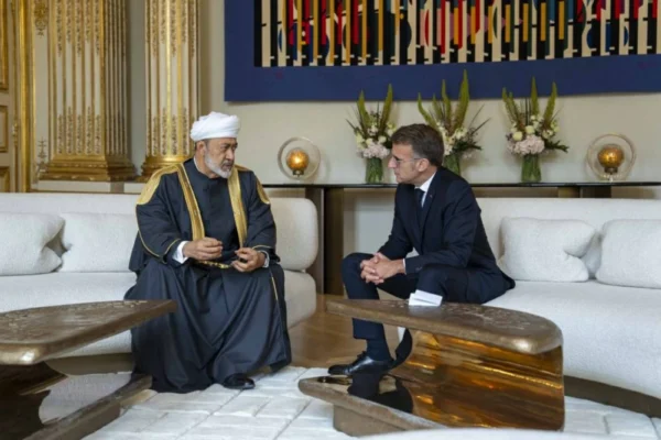 سلطان عُمان وماكرون يؤكدان التمسك بحرية الملاحة دون شروط في «هرمز»