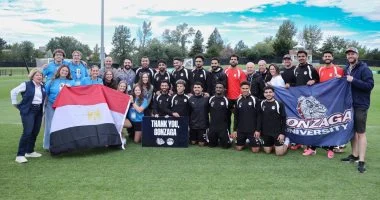 منتخب مصر يسلم جامعة جونزاجا قميص الفراعنة قبل مباراة أستراليا في سبوكين