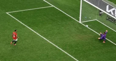 مصر تتأهل إلى دور الـ16 في كأس العالم بعد فوز مثير بركلات الترجيح