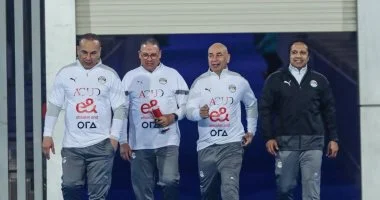حسام حسن يتفقد حالة ملعب أتلانتا استعدادا لمباراتي مصر والأرجنتين