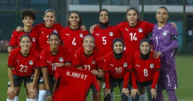لاعبات منتخب الكرة النسائية يبدين دعمهن القوي لمحمد عرفات مدرب الحراس